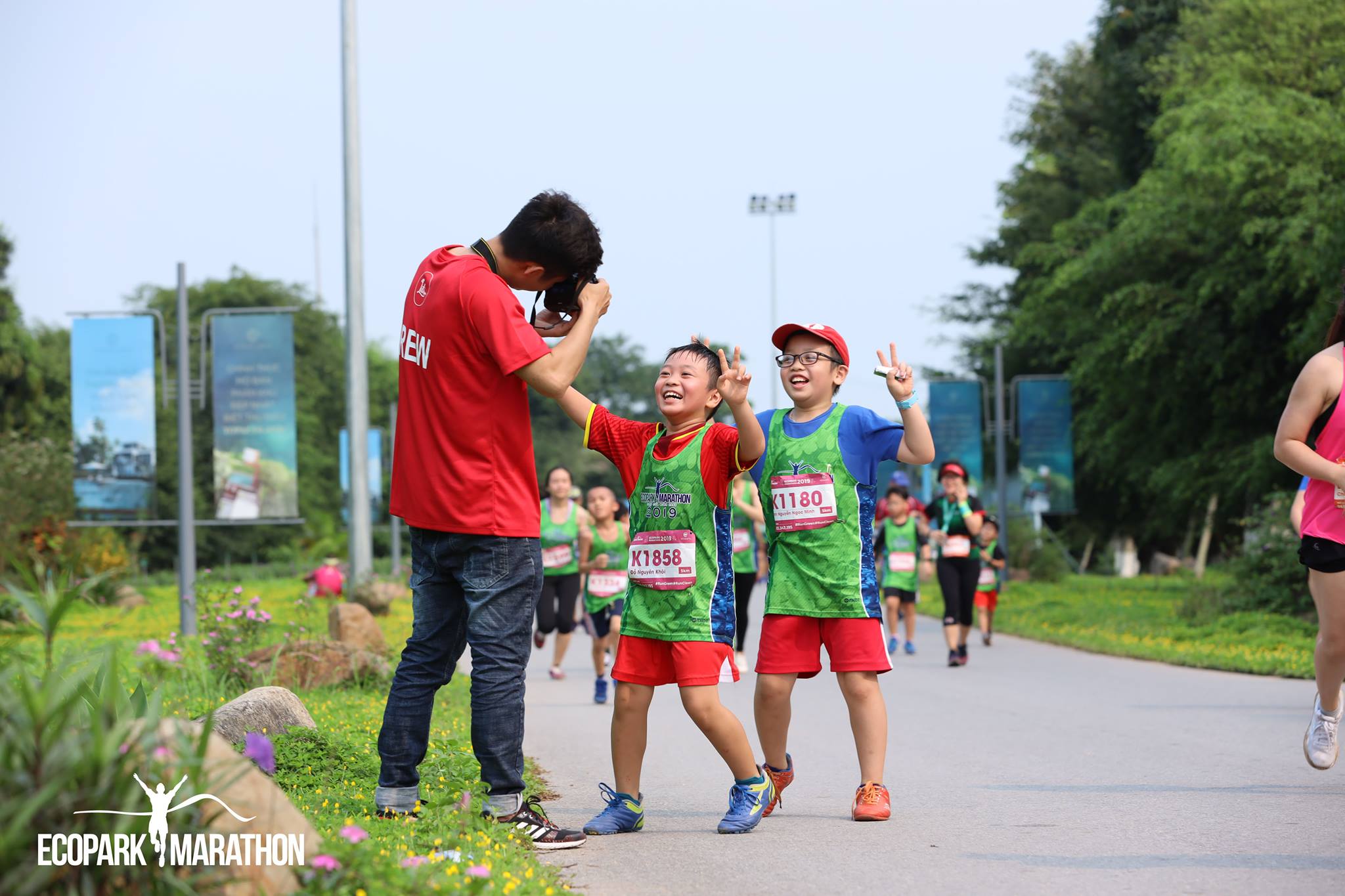 Những hình ảnh ‘cười té ghế’ và đốn tim của Ecopark Marathon 2019